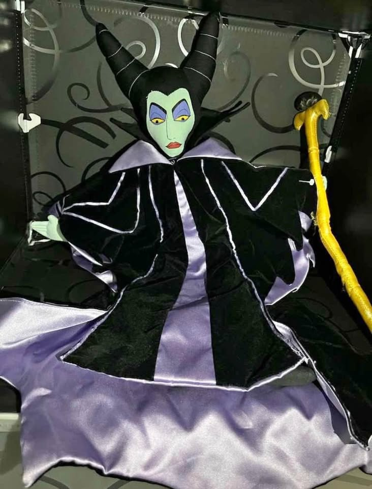 Muñeca de peluche de Maléfica de Disney Store de 20 pulgadas de alto con bastón
